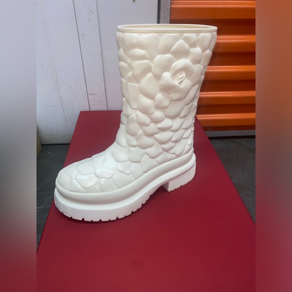 Valentino Garavani Cream Ankle Rain Boots Sz 8 - Picture 3 of 12